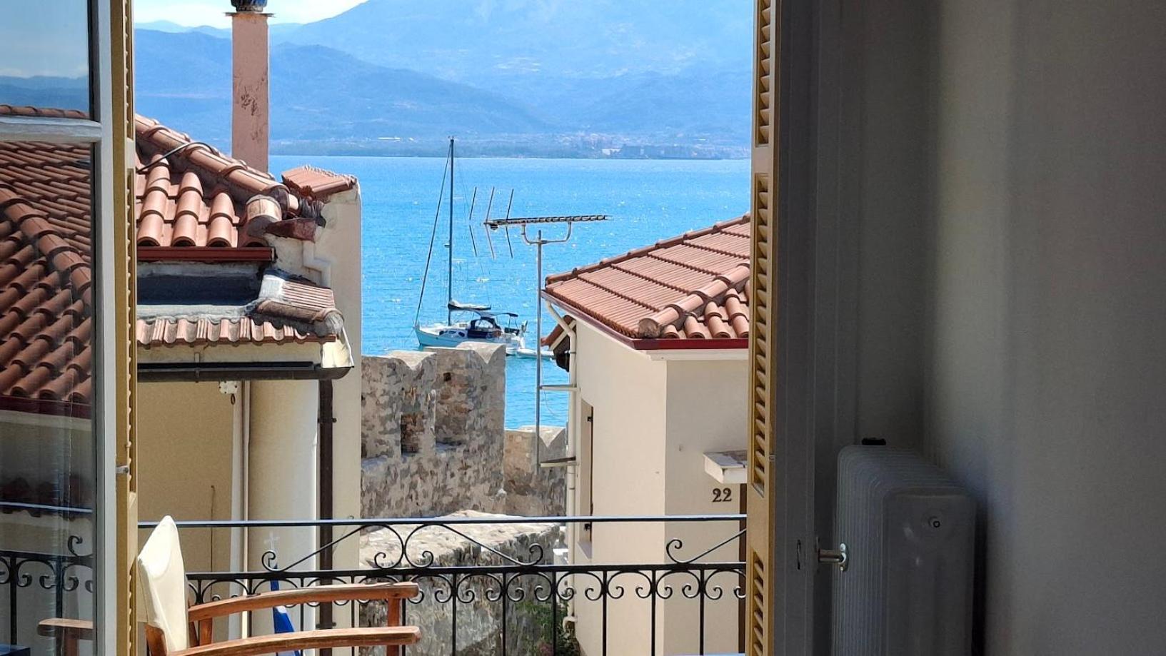 Nafpaktos Apartment And Studios In Port Екстериор снимка